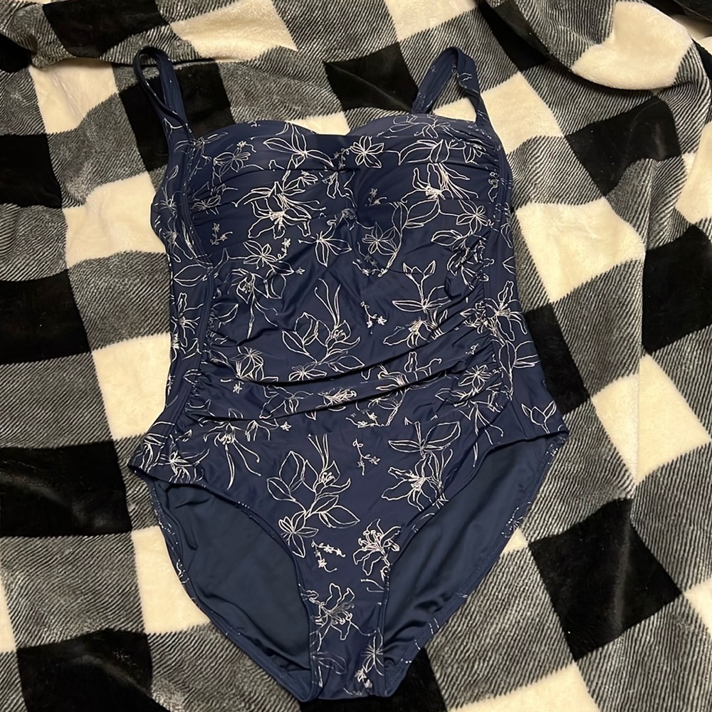 Niptuck Swimsuit One-Piece Multi-Fit Cup. Size 10